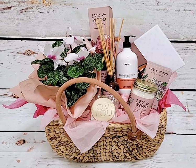 Cosy Cabin – Indulgence Hamper - Image 2